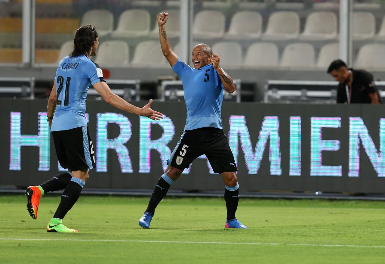 En uno de esos ataques, Uruguay sorprendió y puso el 1-0 por medio de Carlos Sánchez.