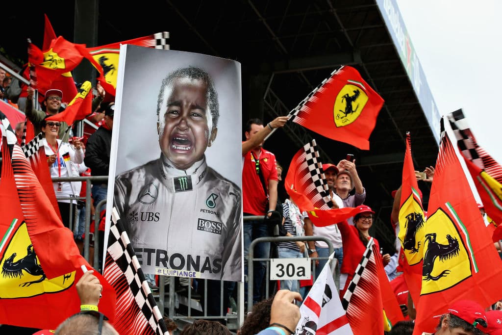 Las pancartas como burla al británico Lewis Hamilton fueron uno de los hechos llamativos en las tribunas de Monza.