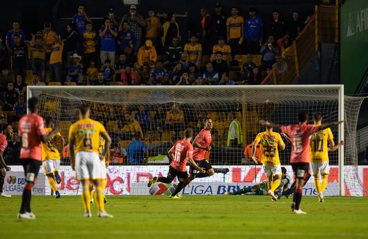 Los visitantes estaban sorprendiendo hasta entonces al favorito Tigres.