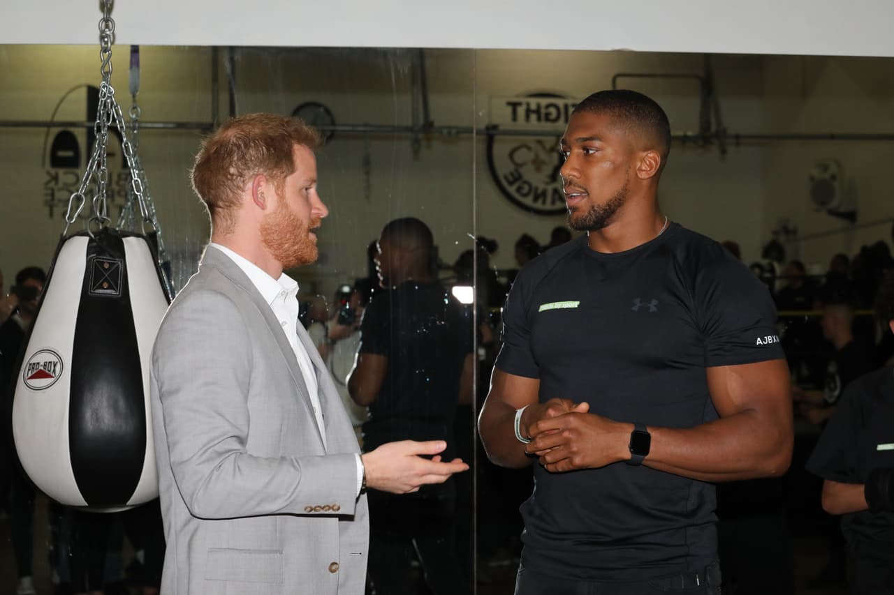 El pugilista Anthony Joshua se reunió con el Principa Harry en el evento 'Made by Sport', donde se le notó sonriente a pesar de su pérdida de títulos de peso completo contra el mexicano Andy Ruiz.