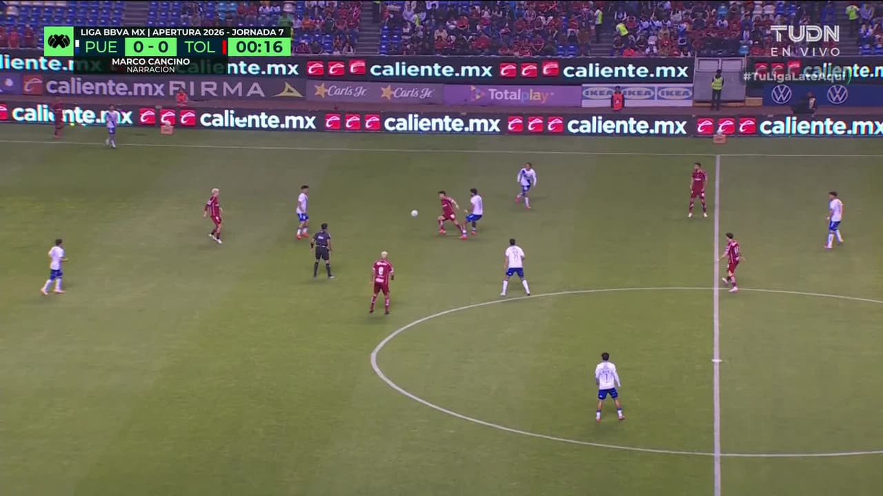 Arranca el partido y la pelota está en juego.