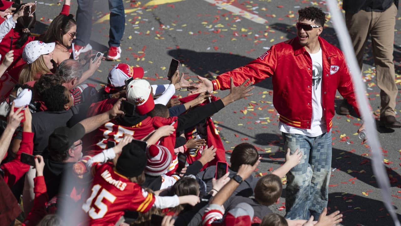 Kansas City Chiefs convive con su afición en desfile tras ganar el Super Bowl