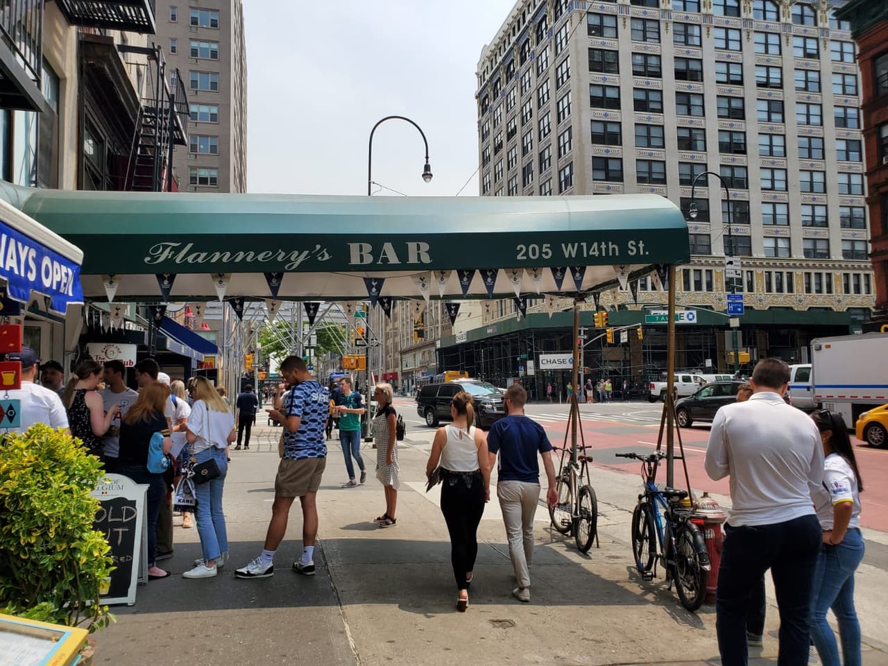 Los fanáticos del Tottenham Hotspur se reunen en Flannery's, el bar oficial de la Peña del club en New York, para disfrutar la Final de la UEFA Champions League.