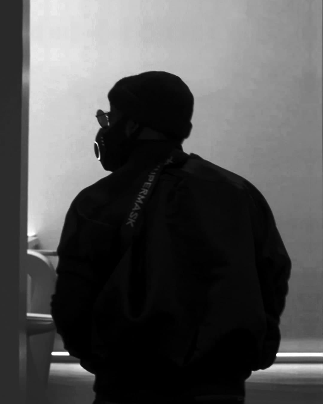 La mascarilla viene equipada con ventiladores duales de tres velocidades y filtros HEPA.