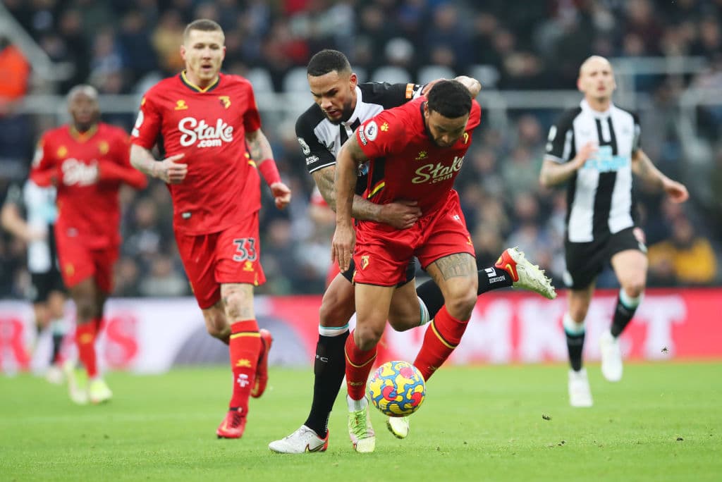 Aston Villa revive y empata 2-2 con el Manchester United, Norwich City sorprende y vence 2-1 al Everton y Newcastle y Watford repartieron los puntos tras el empate 1-1.