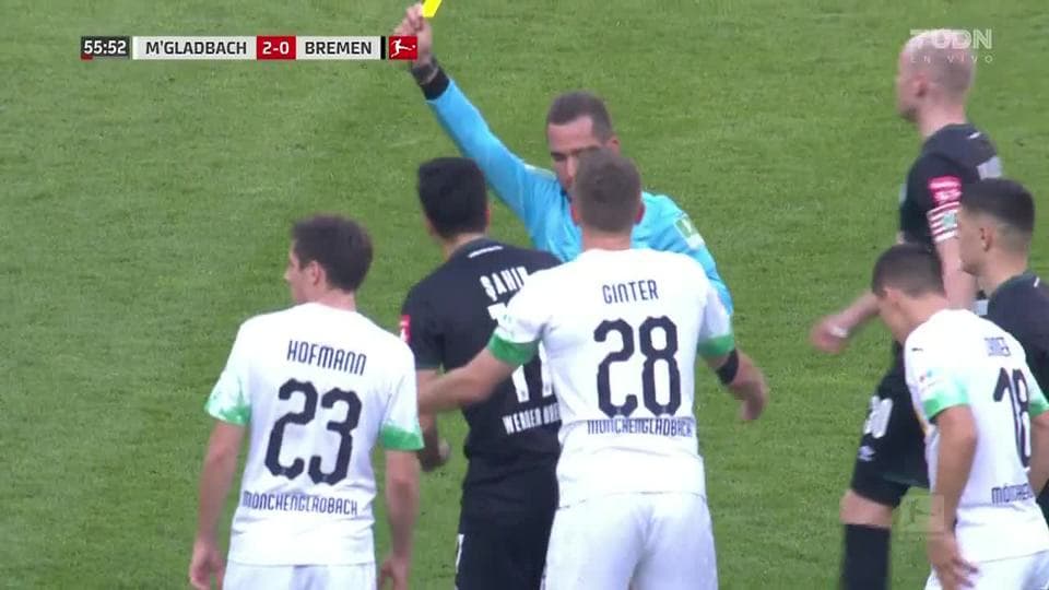 Tarjeta amarilla. El árbitro amonesta a Nuri Sahin de SV Werder Bremen