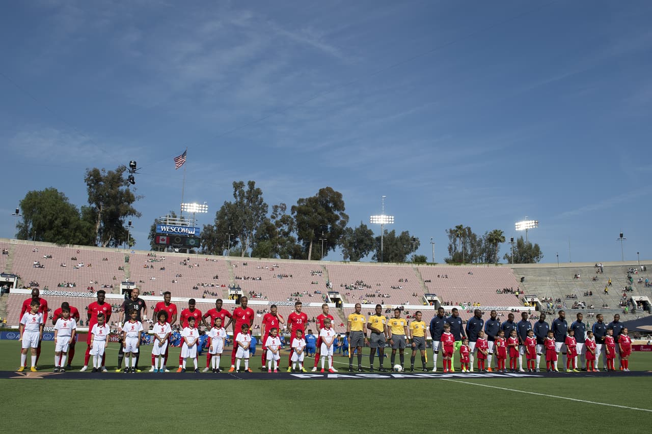 Con poca afición, así lucía el Estadio Rose Bowl, durante la ceremonia previo al inicio del partido.