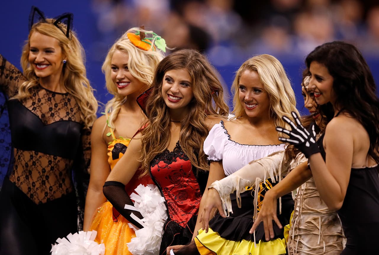 Las porristas de Indianapolis Colts tuvieron múltiples disfraces para animar a su equipo en el partido contra Kansas City Chiefs en la NFL.