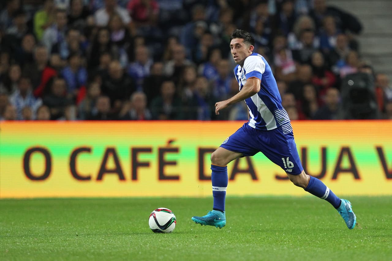 Héctor Herrera es un diamante por pulir, ya logró hacerse de un nombre en el Porto pero en Selección su desempeño ha mermado, es fino con el balón, desequilibrante, explosivo, de buen pie y muy creativo, Ferretti desea sacar provecho de todo ello. Foto Getty