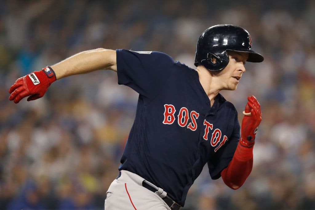 Brock Holt ahora no solo puede presumir de su parecido con un actor de Hollywood sino mejor aún de su título de Serie Mundial con los Boston Red Sox.