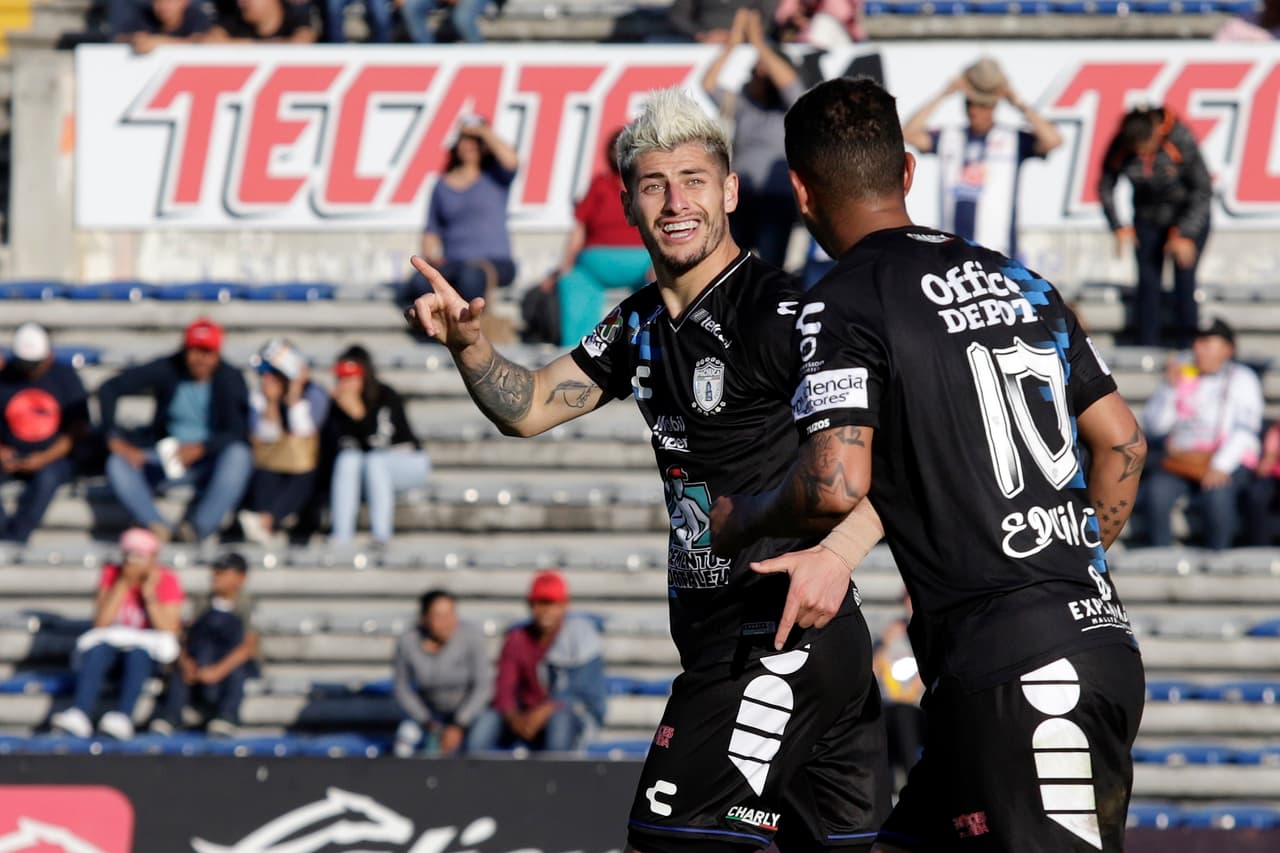 El chileno Anyelo Sagal (centro) alcanzó el empate para el Pachuca al mnuto 52'.