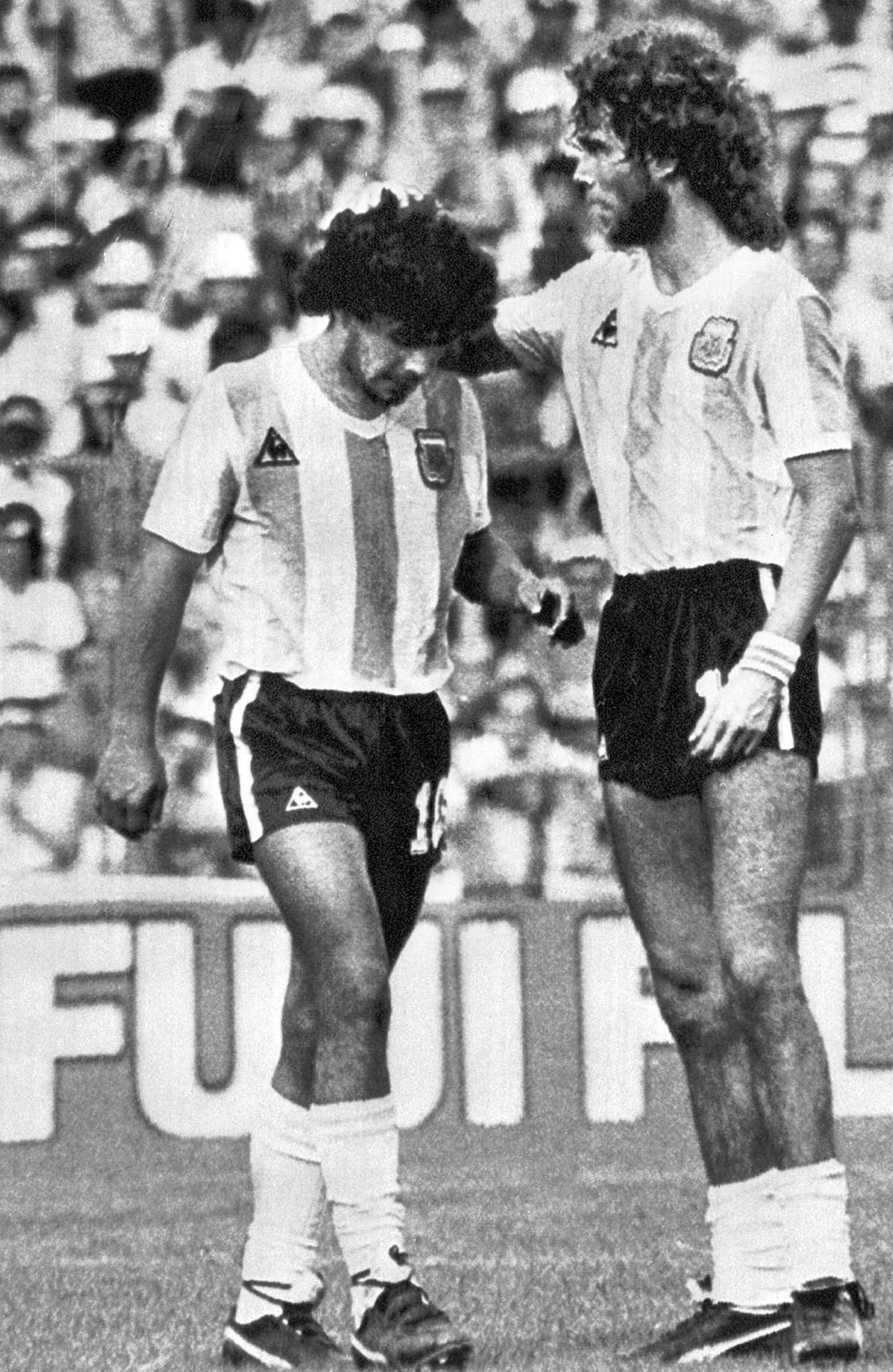 La participación de Argentina como campeón defensor en España-82 fue decepcionante y el equipo no pasó de la segunda fase. Maradona salió expulsado en su último partido en el Mundial, en un torneo discreto para él.