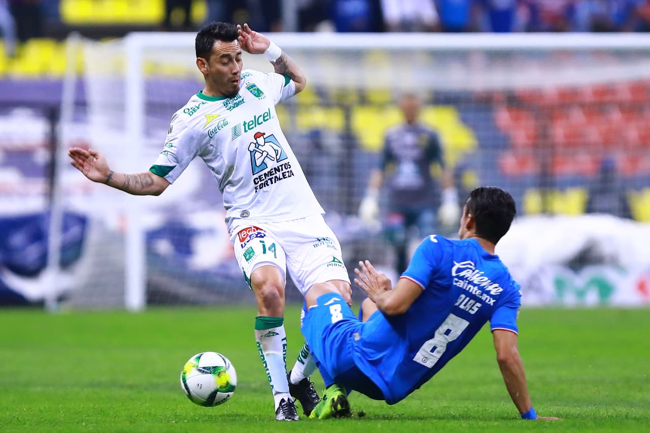 Para la segunda mitad la vocación ofensiva de Cruz Azul fue más evidente. Nada más se escuchó el silbatazo para poner en marcha el complemento y salieron a buscar la igualada con ahínco.