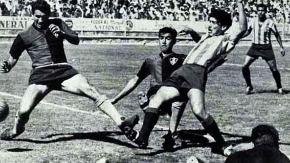 El portero causó el enojo de la afición atlatista que era un hervidero, mientras en la cancha nadie se dio cuenta, pues el balón siempre estaba del lado rojinegro.