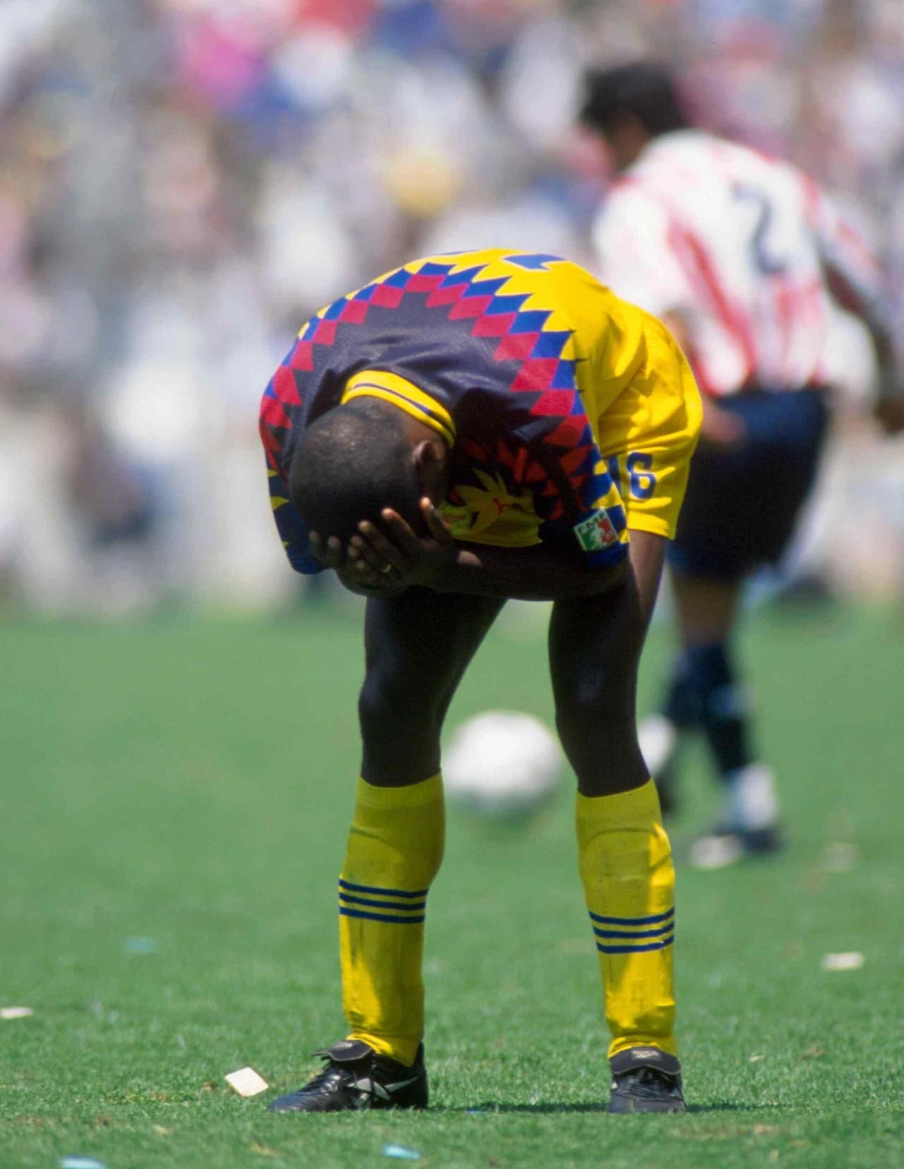 Como un avestruz, Kalusha tenía ganas de esconder su cabeza bajo el suelo.