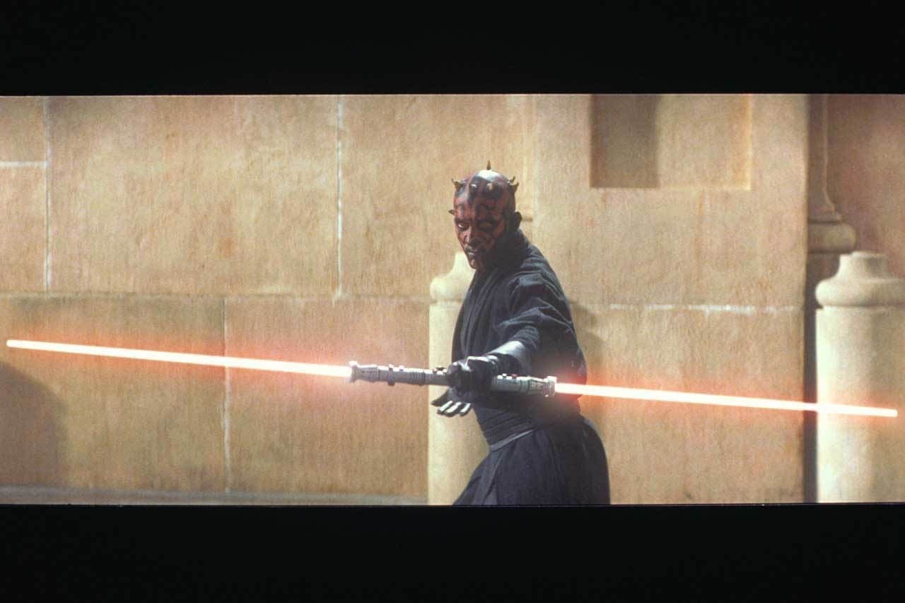 No lo olvidaremos, pues su cara con intensa y malévola mirada, un sable láser doble rojo y fue quién mató a Qui Gon, maestro de Obi Wan Kenobi, quien después vengaría su muerte.