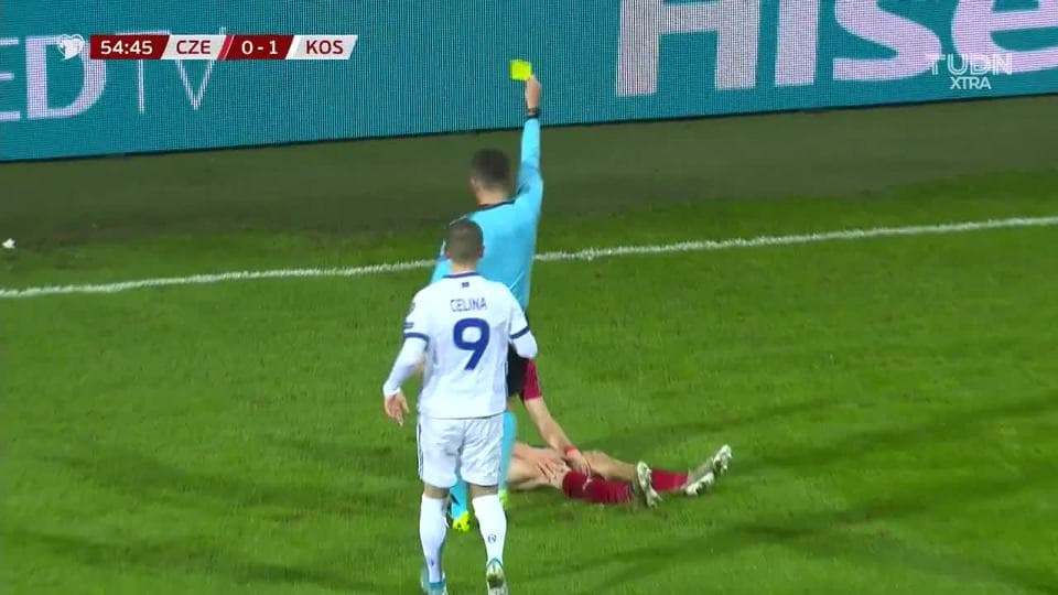 Tarjeta amarilla. El árbitro amonesta a Tomas Soucek de Czech Republic