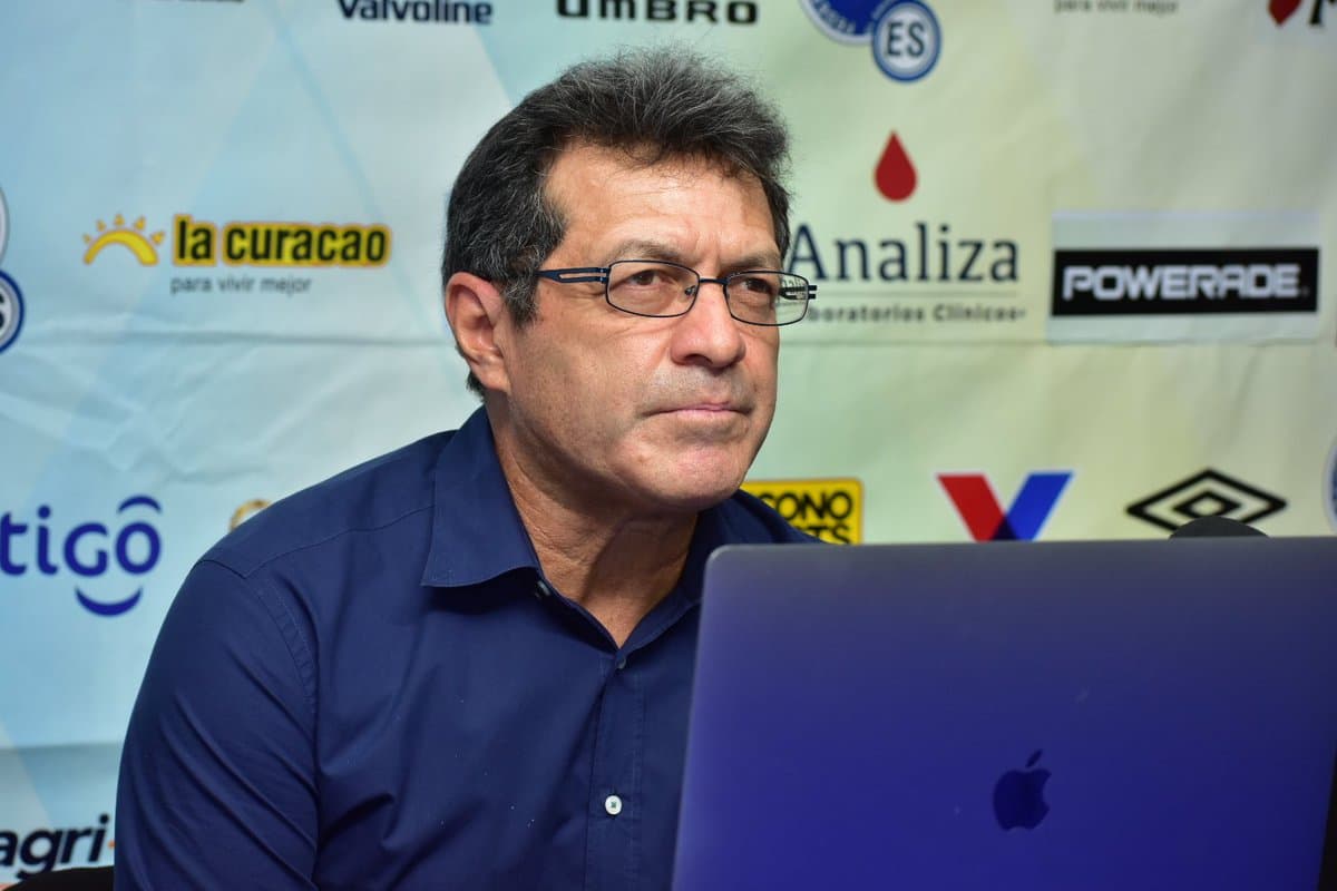 Hugo Pérez, seleccionador de El Salvador.