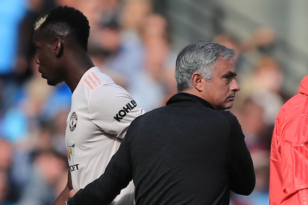 José Mourinho Vs. Paul Pogba: es de las rencillas más recientes entre jugadores y entrenadores. El portugués y el francés tuvieron un encontrón hace unos días durante un entrenamiento. El jugador ha presionado su salida del Manchester United con su agente Mino Raiola y eso no ha caido bien.