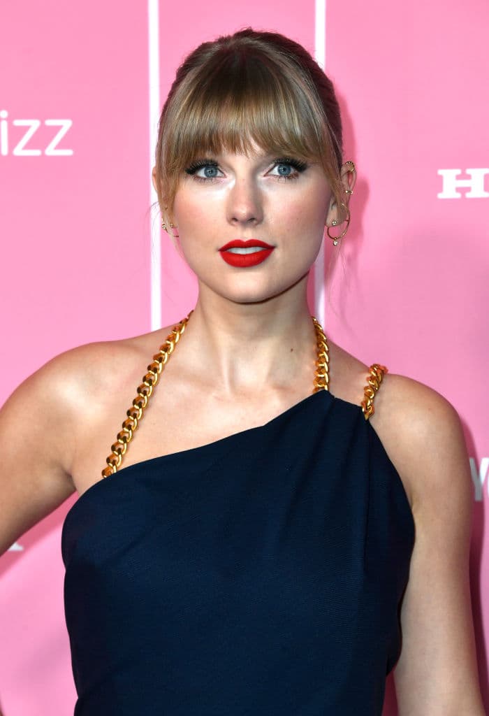 Aunque la conversación de los cantantes no se puede escuchar, se ven muy felices de verse.