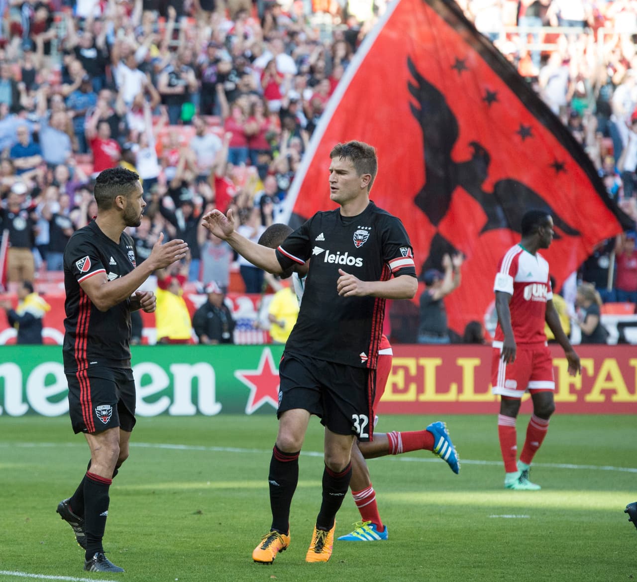 BOBBY BOSWELL (DEF): 13 despejes claves del capitán de D.C. United en la goleada por 3-0 ante New England Revolution.