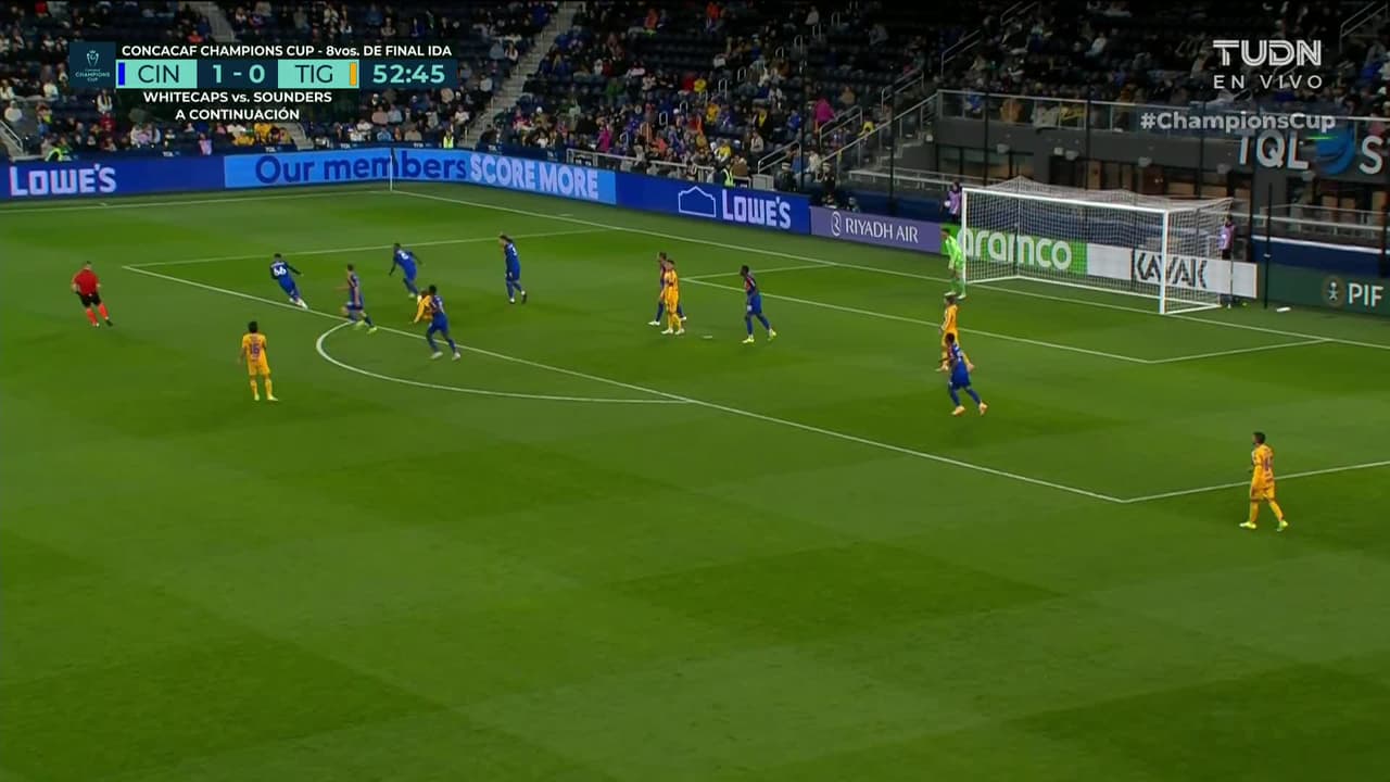 ¡GOL!  anota para FC Cincinnati. Tom Barlow