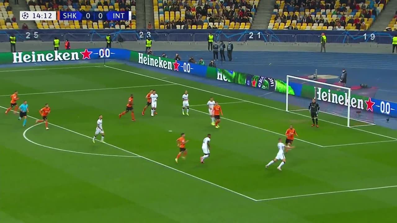 ¡CERCA! Nicolò Barella disparó que se estrella en el poste.