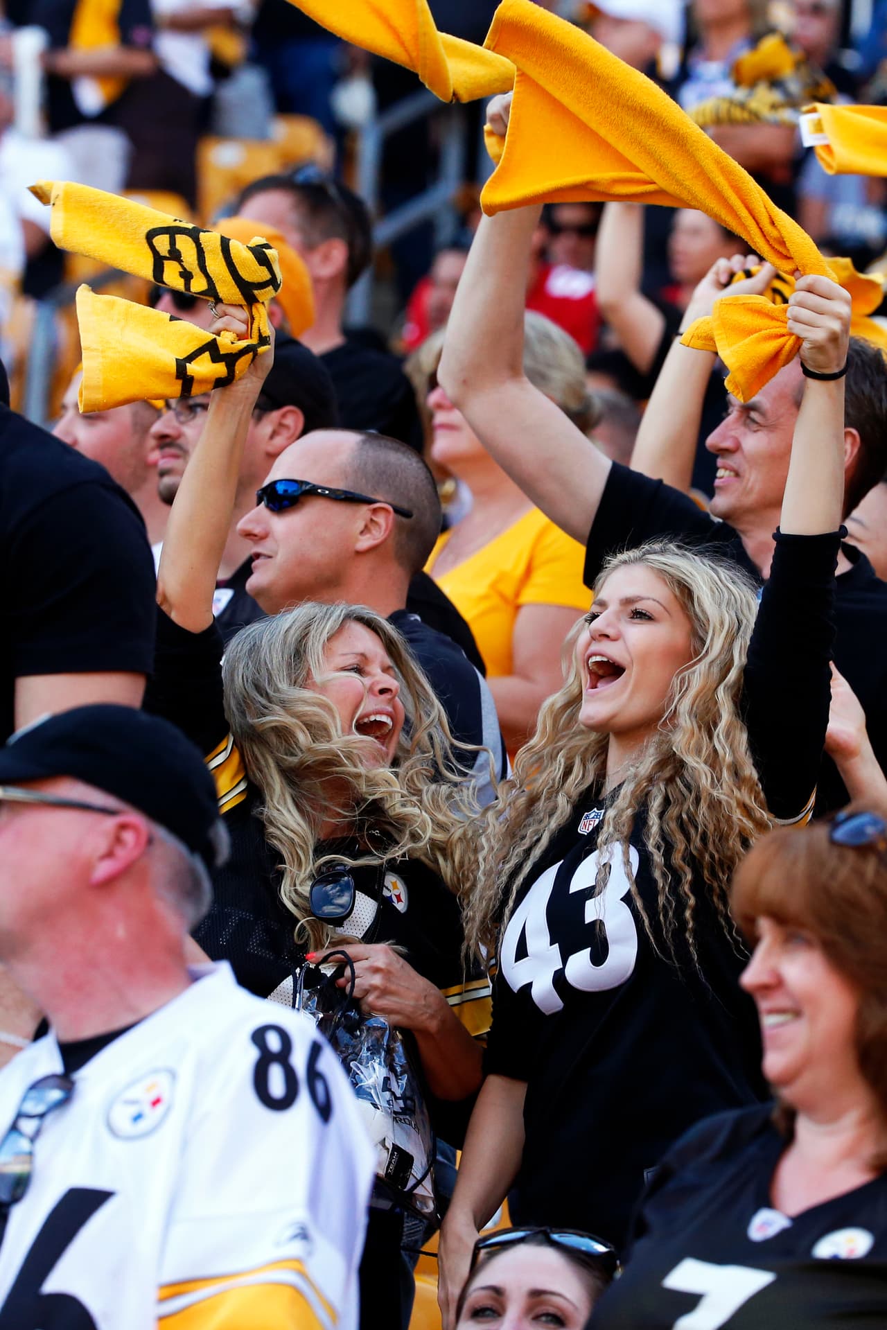 NFL.com/Español te muestra las mejores imágenes del claro triunfo de los Pittsburgh Steelers por 43-18 sobre los San Francisco 49ers en la semana 2 de la NFL.