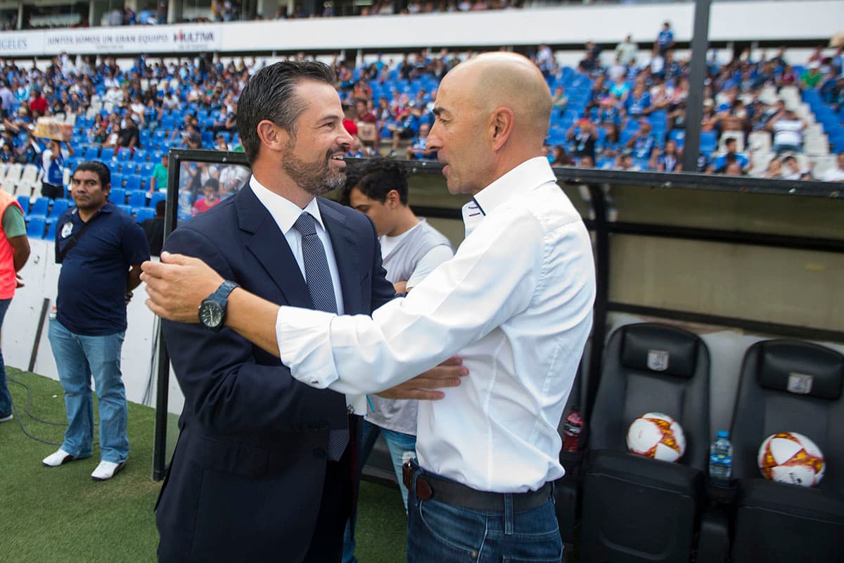 Saludo entre los técnicos, Rafael Puente del Querétaro (izquierda) y el español Francisco Ayestarán del Pachuca (derecha).