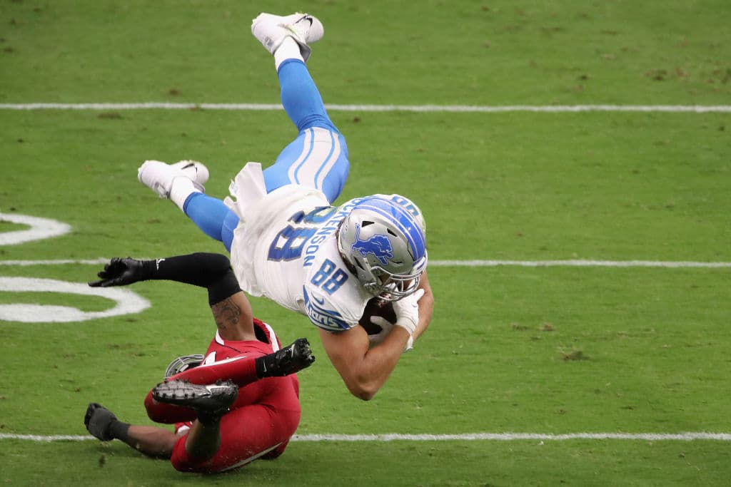 T.J. Hockenson de Detroit es tacleado por Budda Baker de Arizona Cardinals