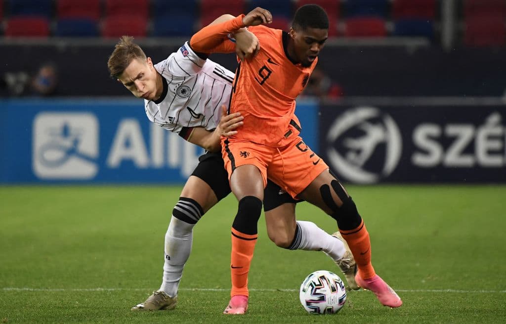 Alemania se impone a Holanda 2-1 durante la Semifinal de la Eurocopa Sub-21 y pasa a la final. Florian Wirtz, con doblete, le daba la ventaja a la escuadara alemana a escasos minutos de haber empezado el encuentro. Fue hasta la segunda mitad que la 'Naranja Mecánica' anotó gol por parte de Perr Schuurs sin lograr el empate.