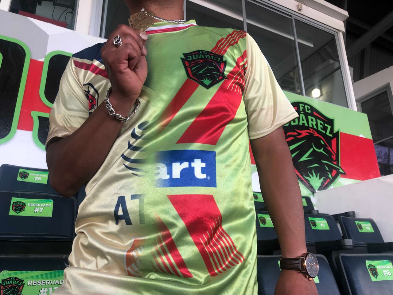 No parece ser una jornada sencilla para él, ya que, según dice, quiere "que Bravos gane, que se quede la Copa, pero a la vez que mi America también”.