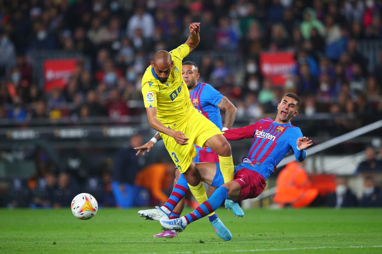 Barcelona perdió en casa por 0-1 ante un Cádiz aguerrido y le propinó su segunda derrota al hilo después de haber sumado casi tres meses sin descalabro alguno entre Liga y Europa League.