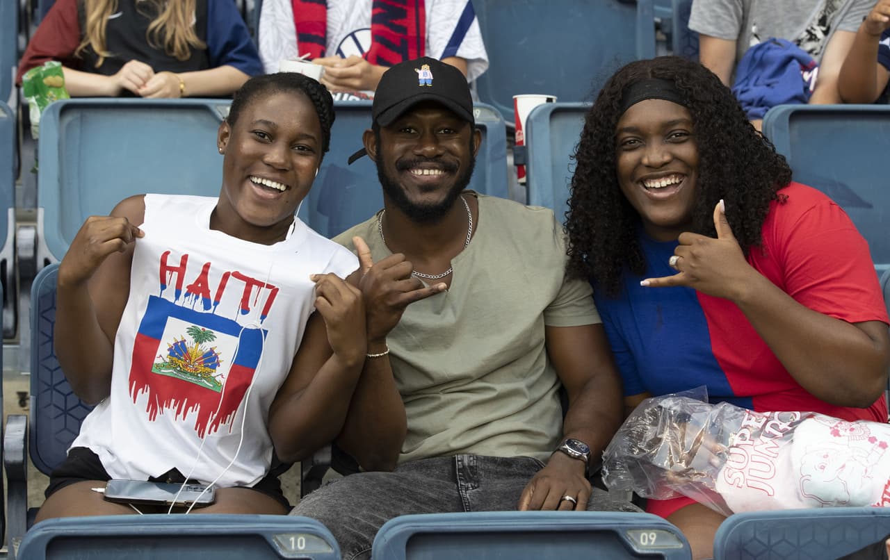 Los fans haitianos también se hicieron presentes.