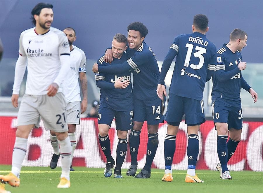 Juventus se impone a Bologna 2-0 este domingo. Los goles corrieron a cargo de Arthur Melo y Weston McKennie al minuto 71. Los de la Vecchia Signora, con este resultado, se acercan a la cima de la Serie A.