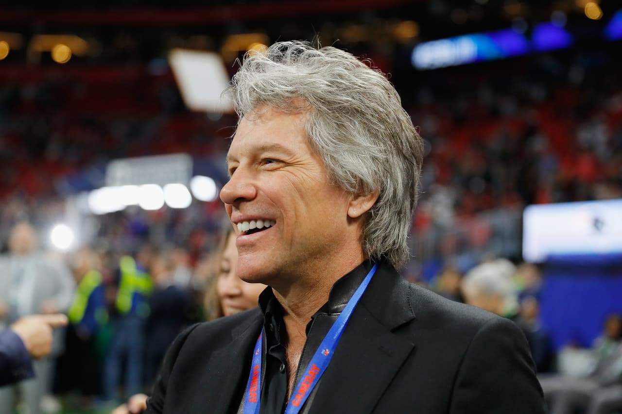Jon Bon Jovi, cantante de la banda que lleva su nombre, tampoco se quiso perder del partido más importante de la temporada en la NFL.