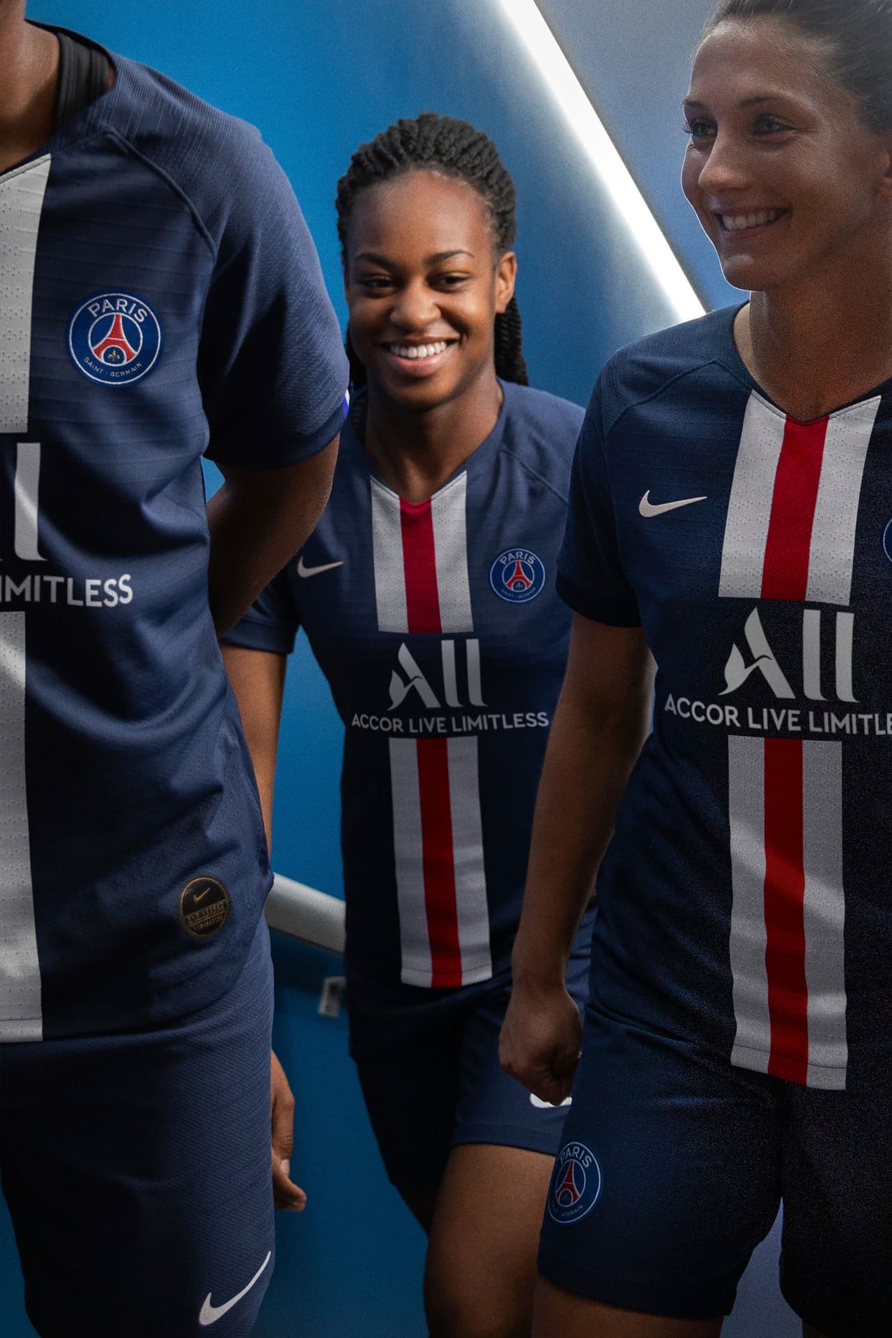 En medio de los rumores que ponen a Neymar Jr. de regreso en Barcelona, el Paris Saint-Germain realizó el lanzamiento de su jersey principal para el siguiente curso del fútbol francés. La prenda tiene una franja vertical roja y blanca en el centro del pecho dejando atrás el diseño de ondas que tuvo en el curso pasado.