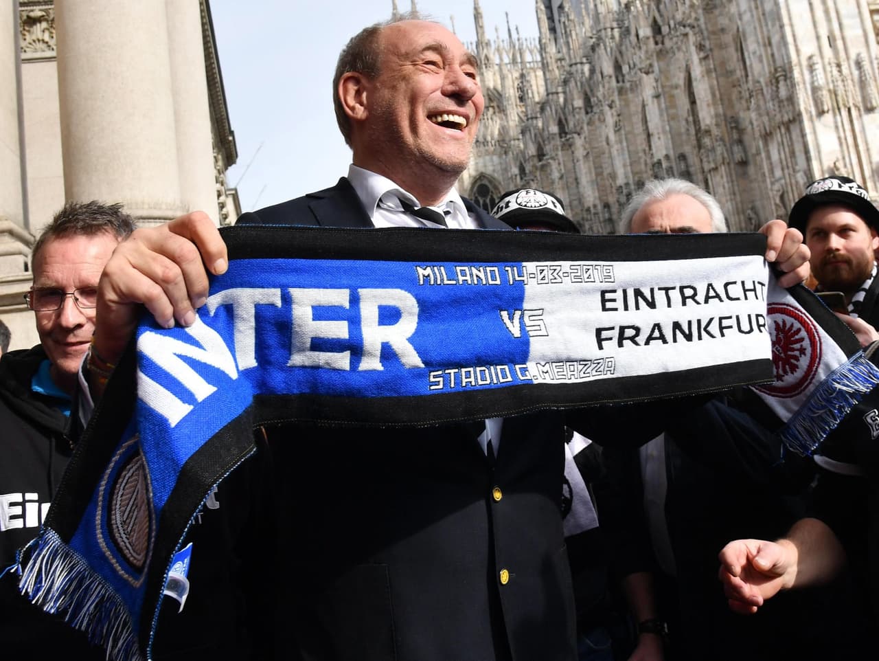 La fiesta en Milán fue cortesía de un gran grupo de fanáticos del Eintracht Frankfurt que se reunieron en la Piazza del Duomo antes de ir al Stadio San Siro incluso con la presencia del presidente del equipo, Peter Fischer, quien se contagió de la alegría que desbordaban con sus banderas y fundas alegóricas a las Águilas.