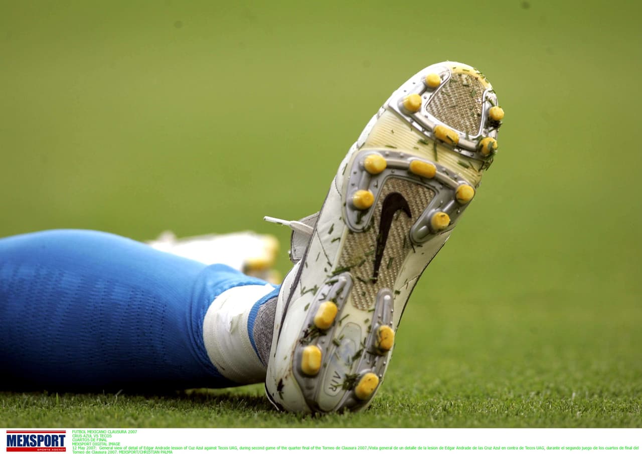 FUTBOL MEXICANO CLAUSURA 2007 CRUS AZUL VS TECOS CUARTOS DE FINAL MEXSPORT DIGITAL IMAGE 12 May 2007: General view of detail of Edgar Andrade lesson of Cuz Azul against Tecos UAG, during second game of the quarter final of the Torneo de Clausura 2007./Vista general de un detalle de la lesion de Edgar Andrade de las Cruz Azul en contra de Tecos UAG, durante el segundo juego de los cuartos de final del Torneo de Clausura 2007. MEXSPORT/CHRISTIAN PALMA