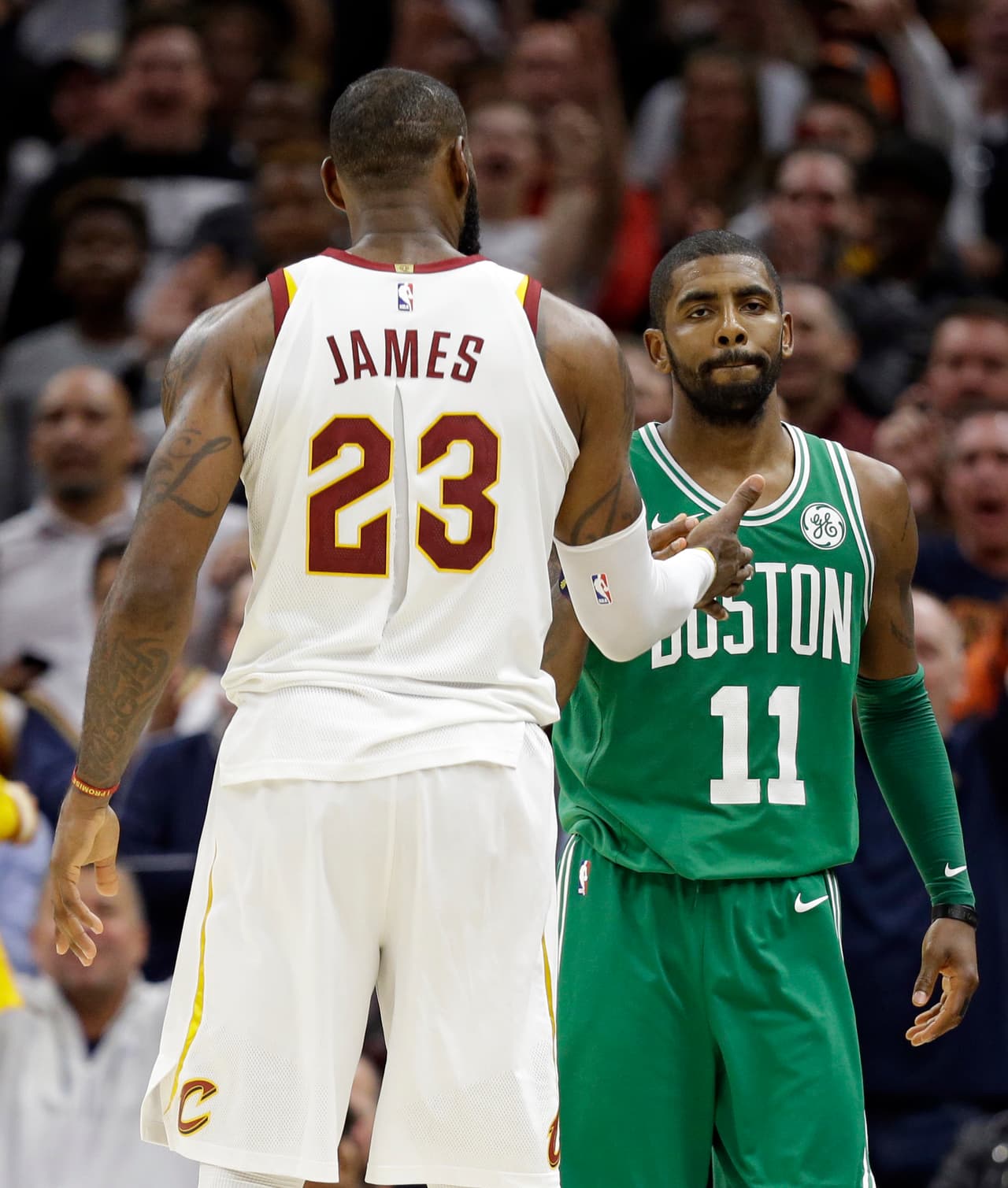 Al final del partido LeBron James y Kyrie Irving se fundieron en un abrazo, pese a diferencias y comentarios, estos dos atletas no olvidaron lo que lograron juntos en Cleveland.