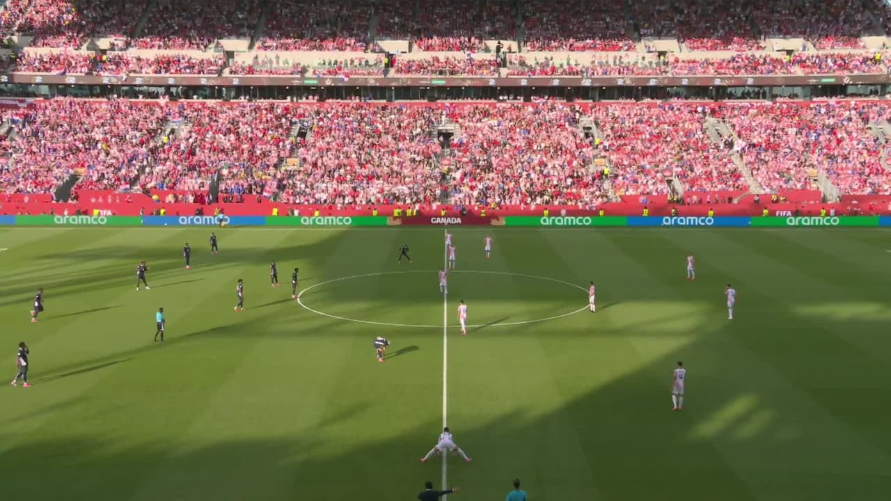 Arranca el partido y la pelota está en juego.