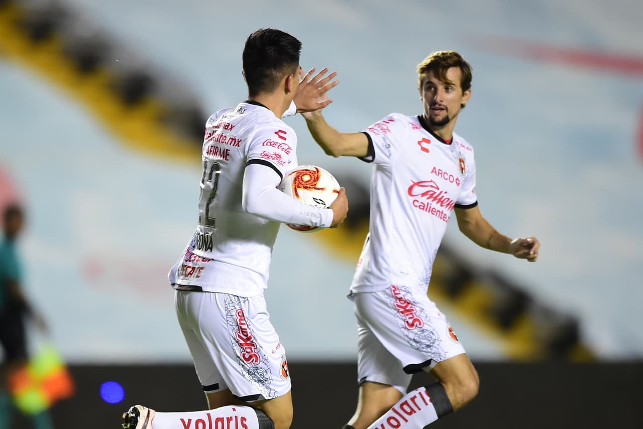 Con gole de Jualián Velázquez, Hugo Silveira, Jordi Cortizo y Vladimir Loroña, Gallos y Xolos nos regalan un entretenido empate en la Corregidora.