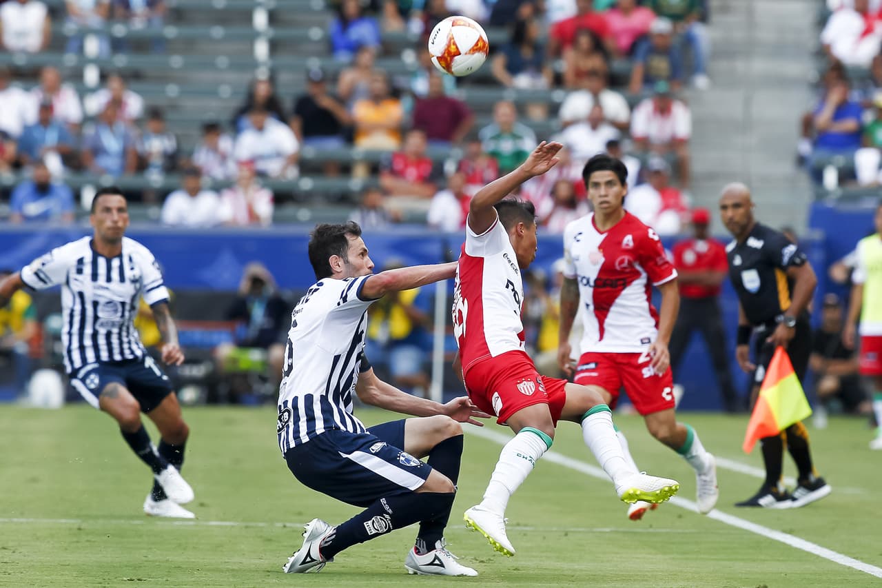 Basanta y los zagueros de Rayados también tuvieron que emplearse a fondo para intentar descontar el tanto del equipo de Aguascalientes.
