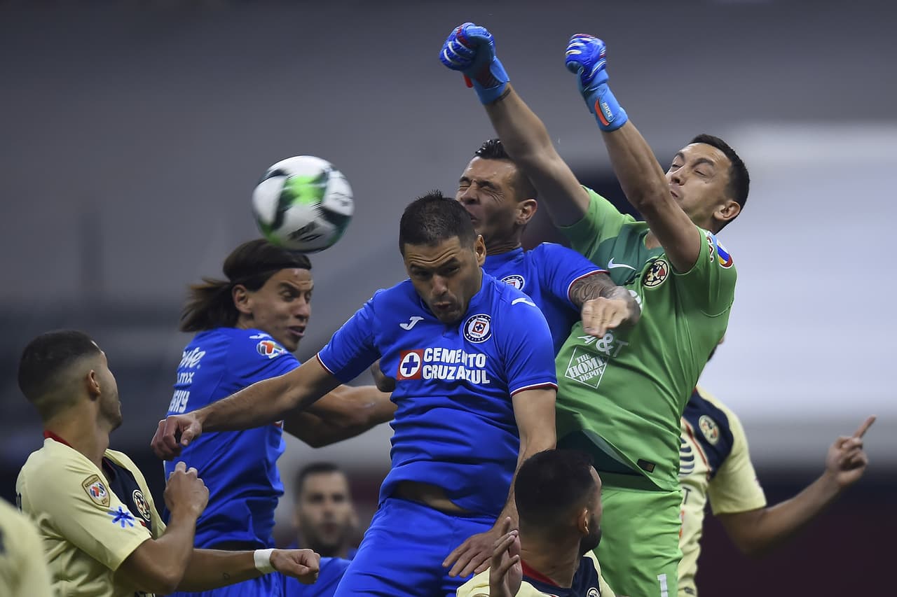 Cruz Azul intentó empatar empezando el segundo tiempo, y trató de causar líos en la zaga americanista con balones al área, llenos de malas intenciones pero no trascendieron.