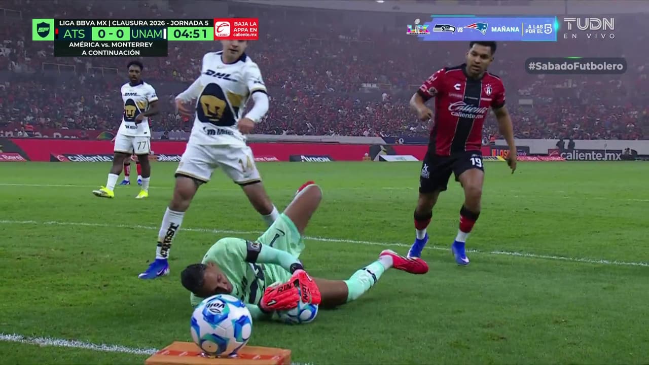 ¡Keylor Navas se luce con su primer atajadón de la noche en el Jalisco!