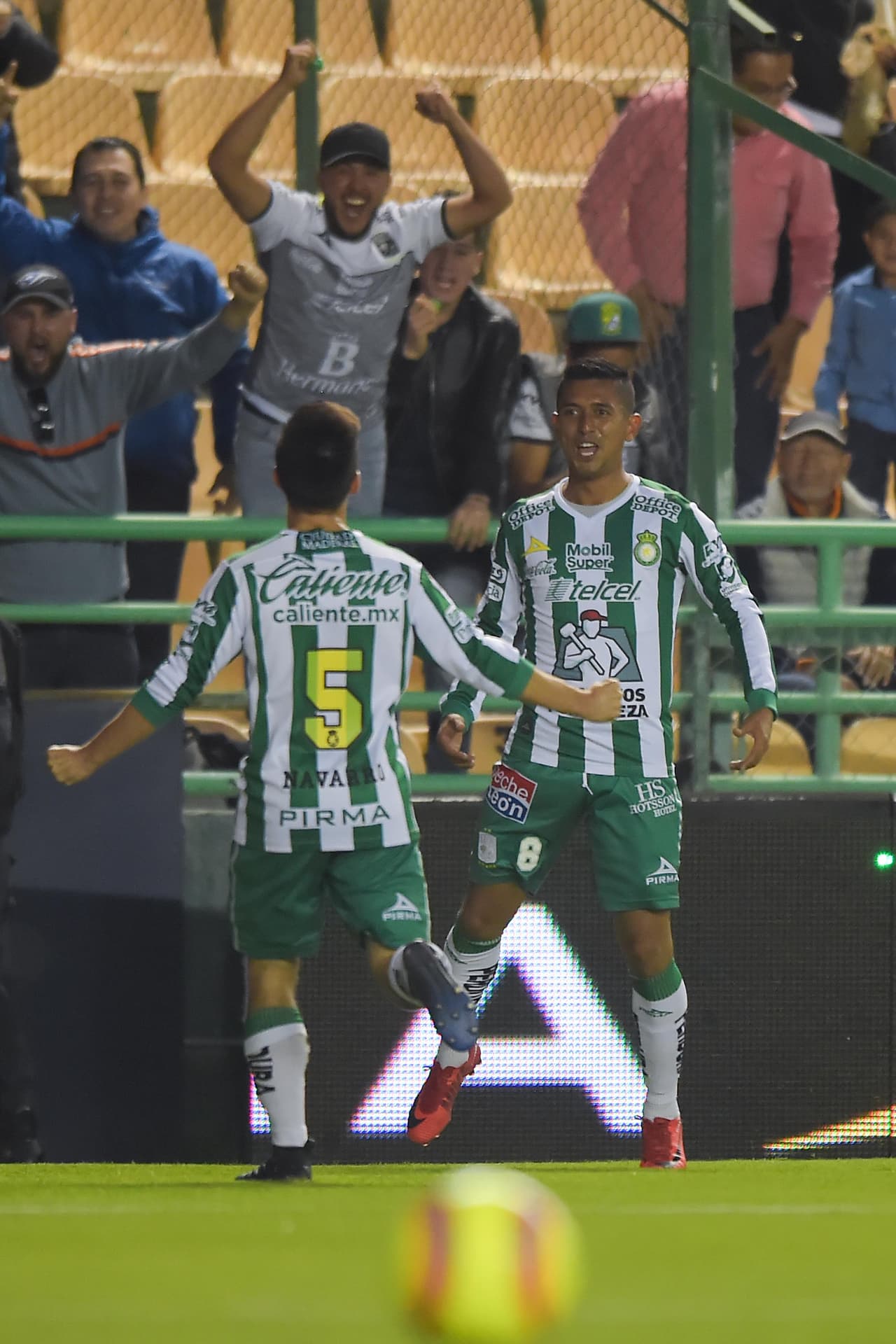 El mexicano Elías Hernández abrió el marcador al minuto 28 tras un remate con la pierna izquierda con asistencia de Luis Montes.