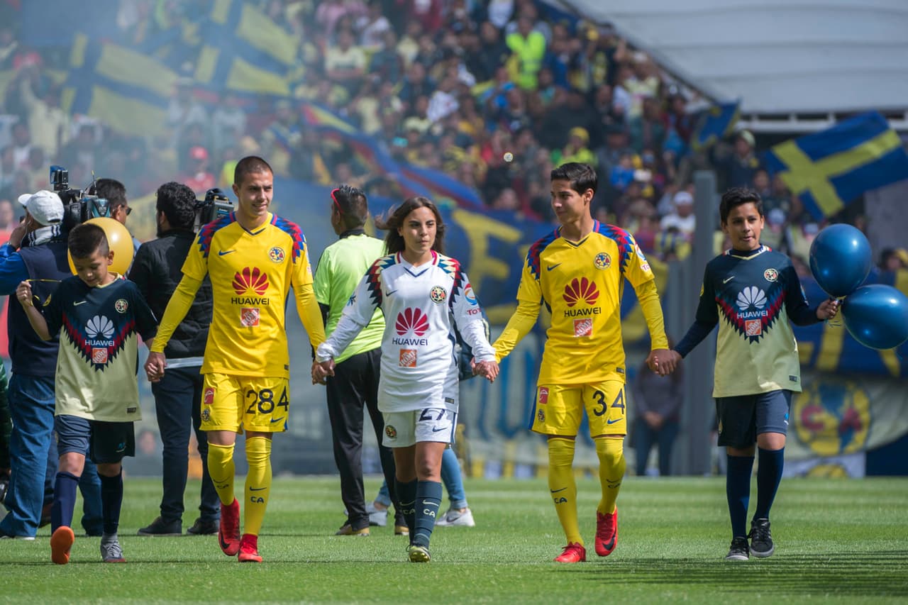 Las Águilas, tanto el equipo varonil y femenil, convivieron con los aficionados y se tomaron la foto oficial con ellos en el Estadio Azteca.