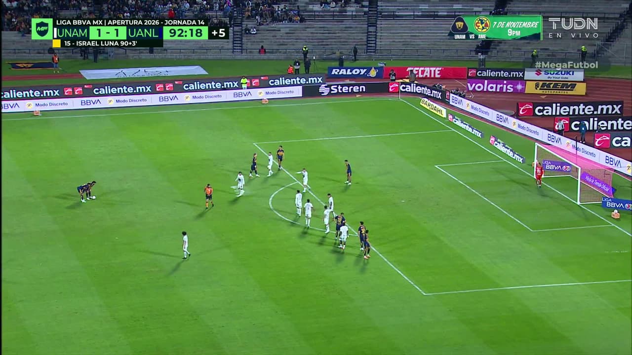 ¡CERCA! Ozziel Herrera disparó que se estrella en el poste.