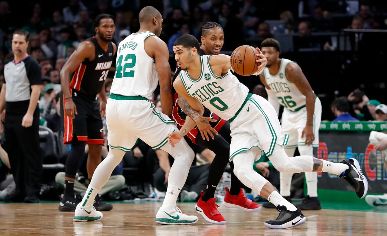 <b>Miami 99-107 Boston</b>. Los Celtics (29-18) jugaron por nota en el TD Garden y vencieron al Heat (22-23). Kyrie Irving se destapó con 26 puntos y 10 asistencias en su cuarto triunfo consecutivo.
