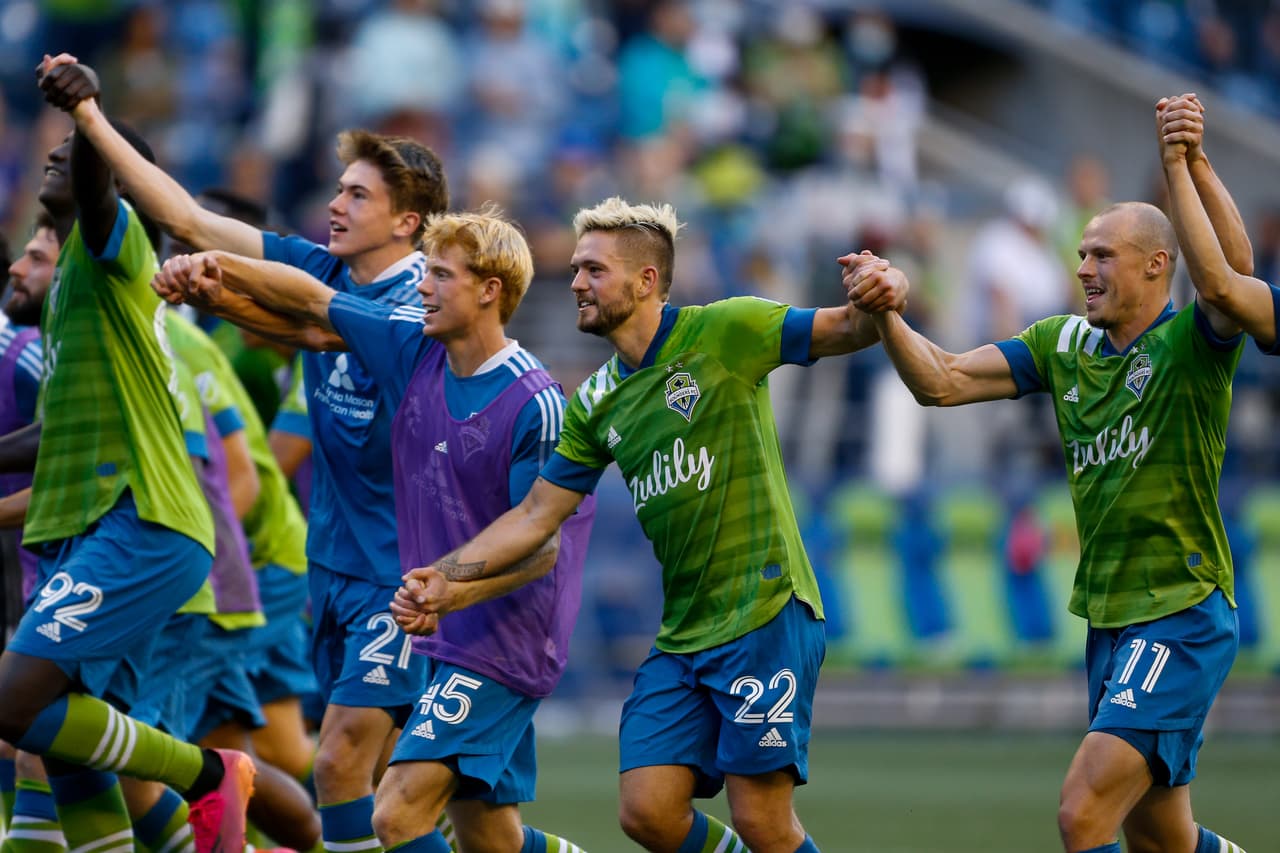 En Seattle los Sounders derrotaron por 2-0 a Houston Dynamo FC y rompió un récord histórico en MLS al acumular 13 partidos consecutivos como invicto en el arranque de una temporada regular.
<br>